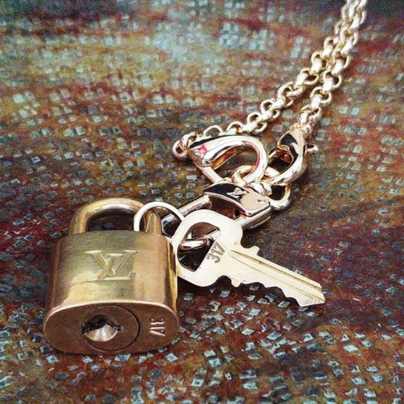 Louis Vuitton Lock & Key #317 w/Pochette Clasp & 24" Gold Chain & Clover Charms - Picture 7 of 16
